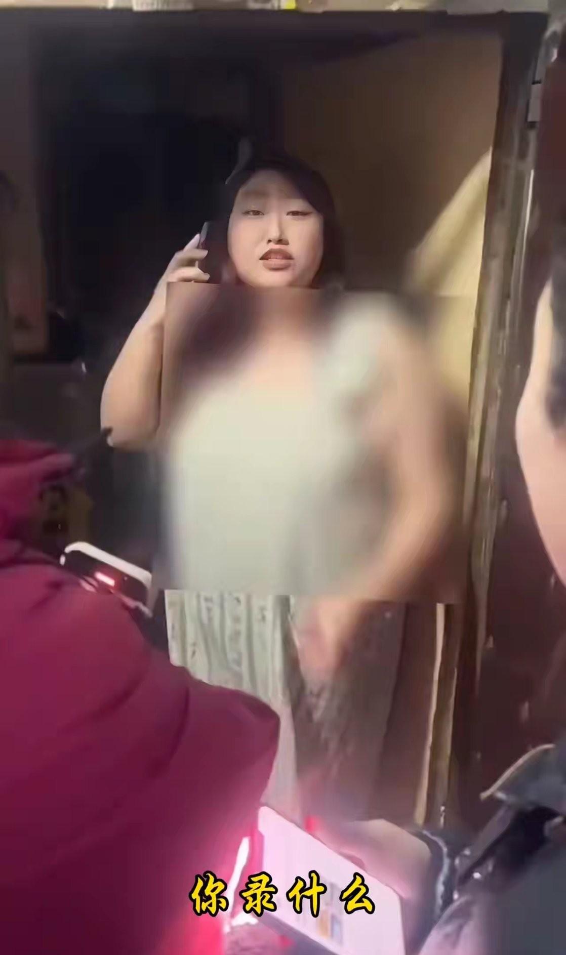 这种人不愧长了一身膘，
原来都是白嫖来的。
网上买榴莲吃了却点了仅退款，
商家找