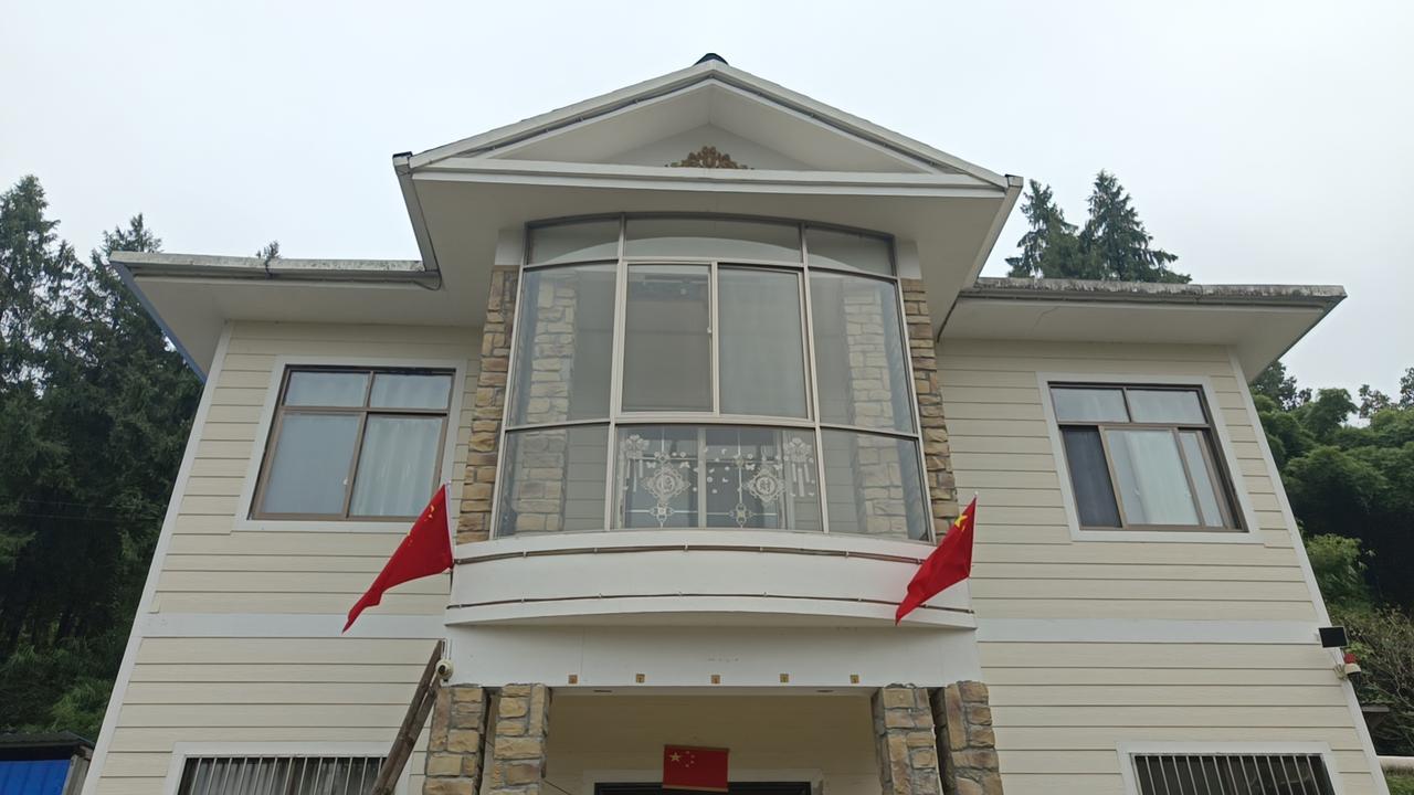 旅游到底选跟团还是自由行，我更看好跟团，最核心的原因就是安全有保障。
 
不少人