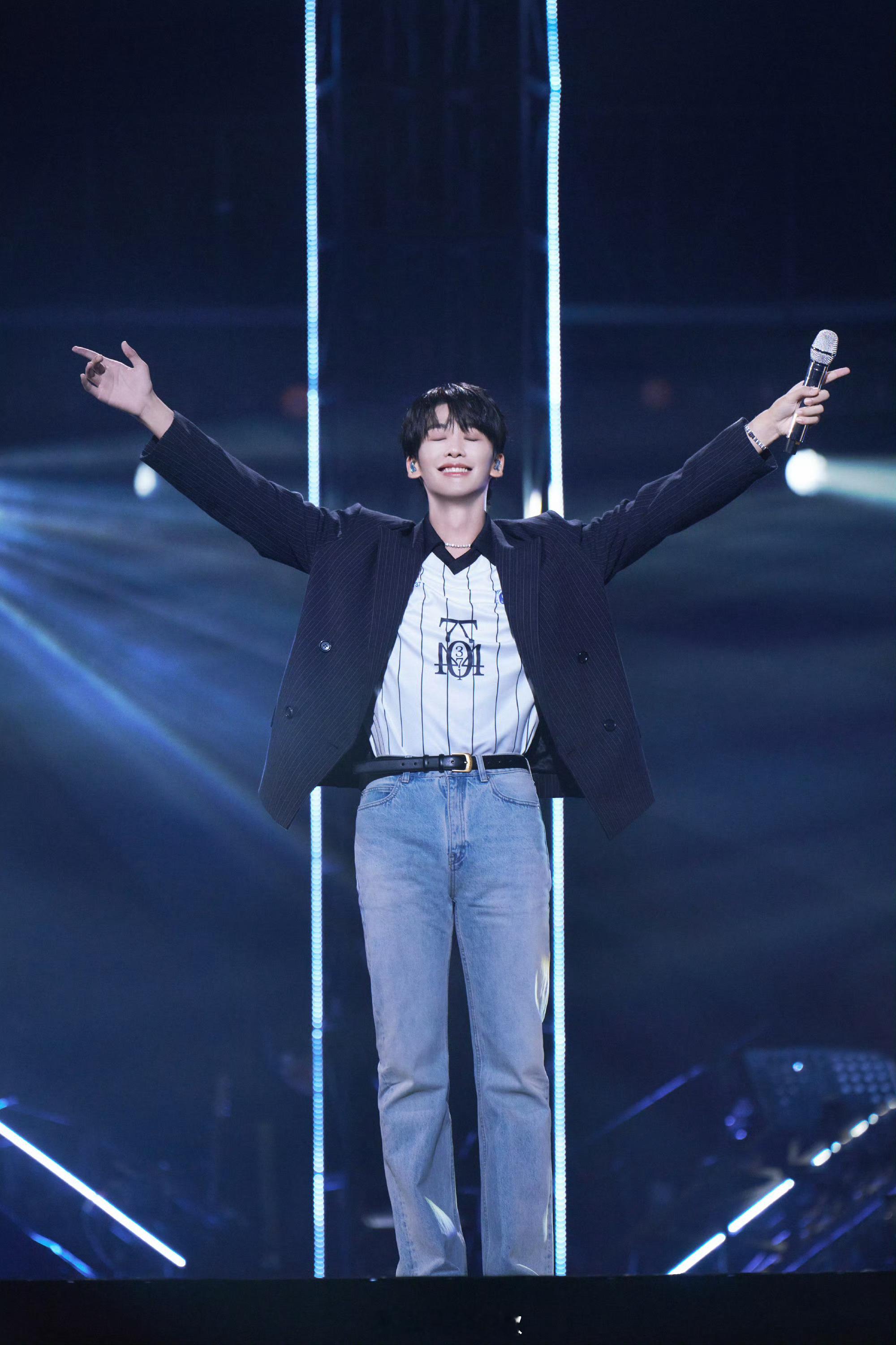 王赫野也来跳胆小鬼了“叫我胆小鬼”？不，这舞姿得叫“王·舞王·赫野”。 