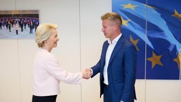 整个欧洲政坛几乎都被惊到了，匈牙利新当选总理毛焦尔・彼得，刚坐稳总理位置，就立马