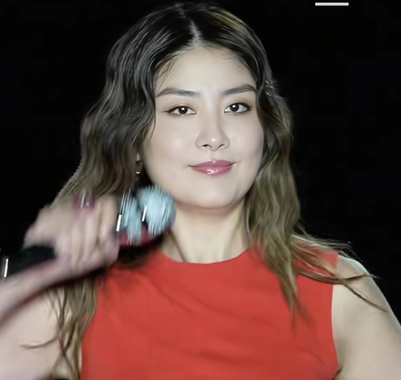 陈慧琳这张脸这是咋长得，没皱纹，不下垂，丝毫没有科技的痕迹。这哪是55岁的脸，很