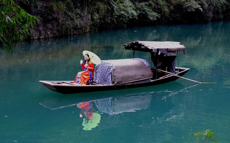 上联：新恨未尽，满腹惆怅寄晚风；
下联：旧梦难寻，一腔心事付流年。