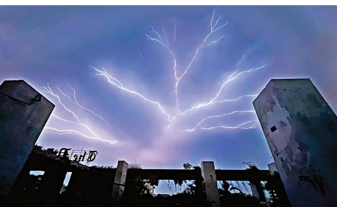 孟加拉国又遭了雷击的大难，4月26日这一天，全国7个地区被雷暴天气横扫，至少14