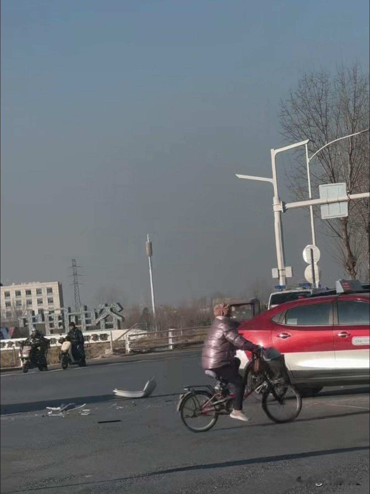 保定乐凯大街上这一幕太惊险了，一辆出租车和一辆救护车相撞了。

救护车的前脸都被