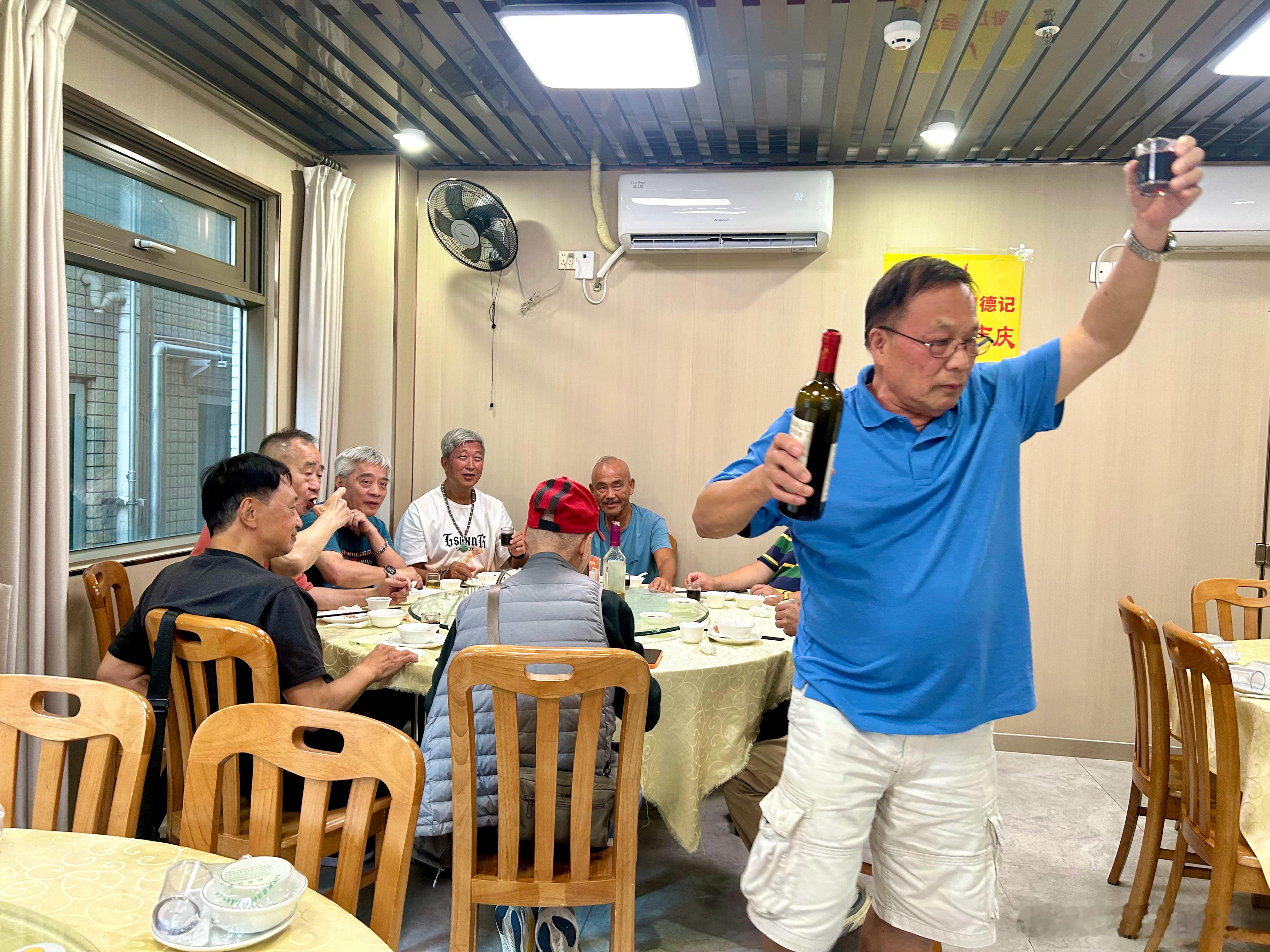 剛從日本旅遊回來，便馬不停蹄地趕赴老友記們在蛇口的聚會，品嚐了豐盛的海鮮大餐：有