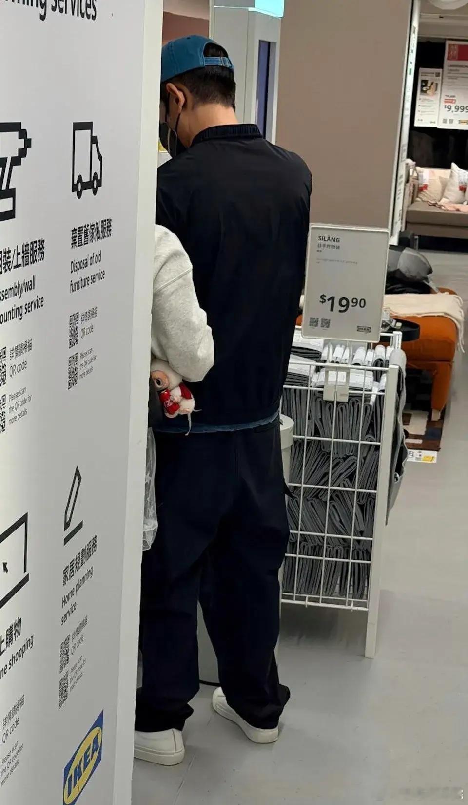 郭富城带老婆买家具，全程亲力亲为，方媛坐旁边玩手机等的好无聊！ 
