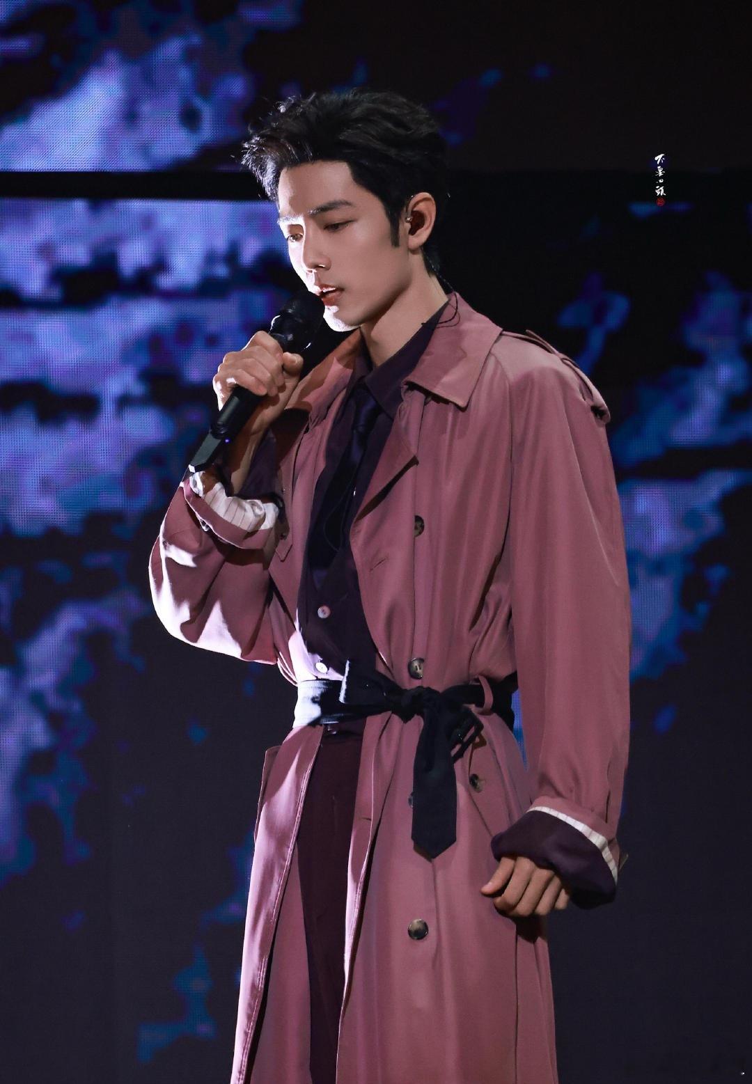 肖战今晚的紫色风衣造型好有巨星内味啊！！肖战 又见红海