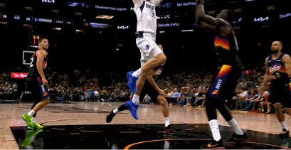 马卢阿奇真的太猛了
双手封盖直接帽翻同届状元秀弗拉格……瀚森看了会羡慕嫉妒恨啊