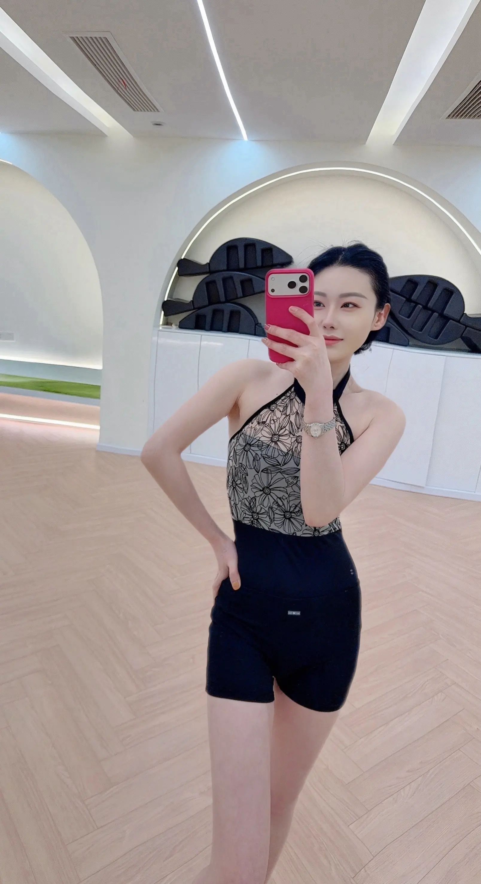 练习瑜伽改变的不止是身材还带给你规律的生活乐观的态度，坚韧的品格和优雅的气质。