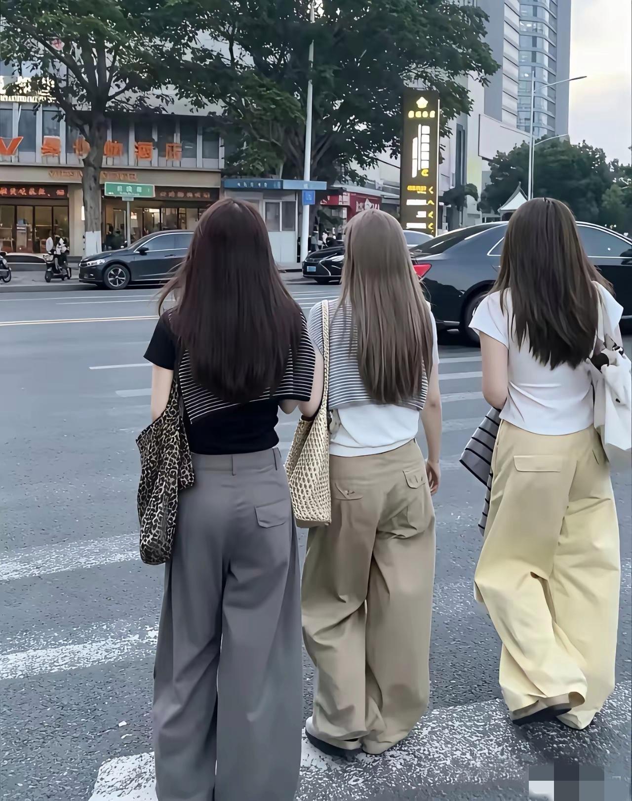我感觉女装真的完蛋了
满大街都是这种裤子，看起来土土的，我看现在根本没有几条正常