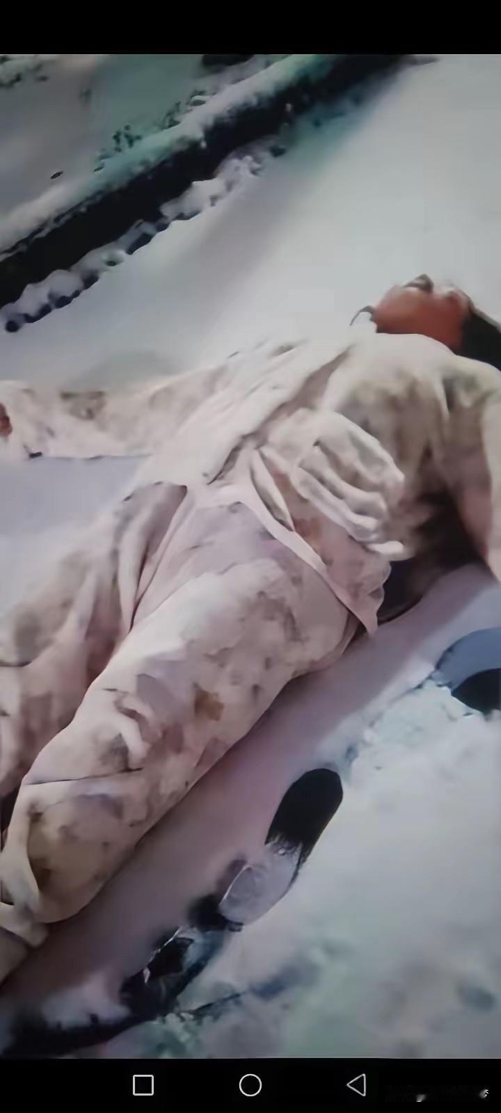 真是明天和意外不知哪个先来[流泪]
她就出去这么一会儿。丈夫听见响动跑出去，人已