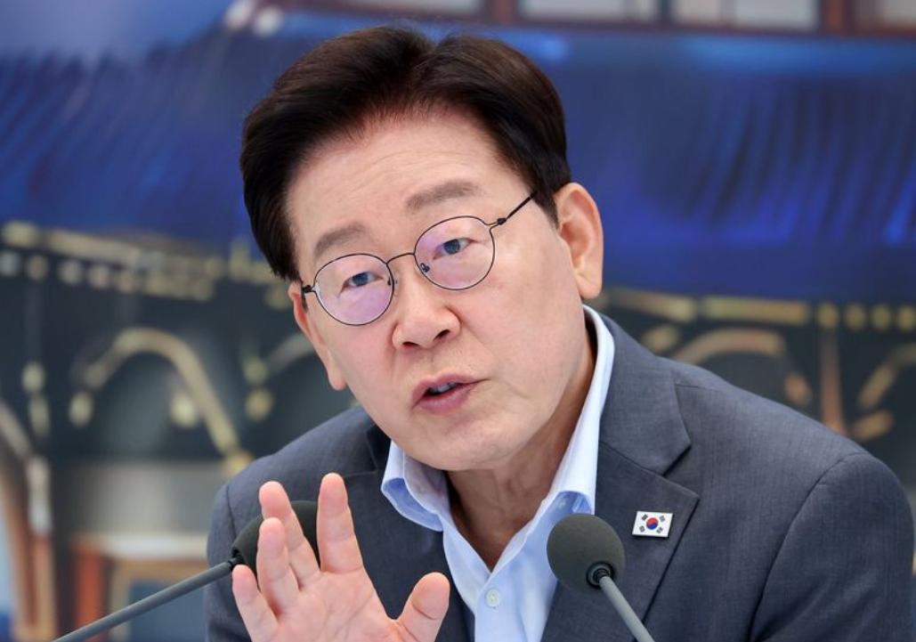最近，韩国总统李在明罕见公开动怒，矛头直指驻韩美军，不是为军费分摊，而是为一块块