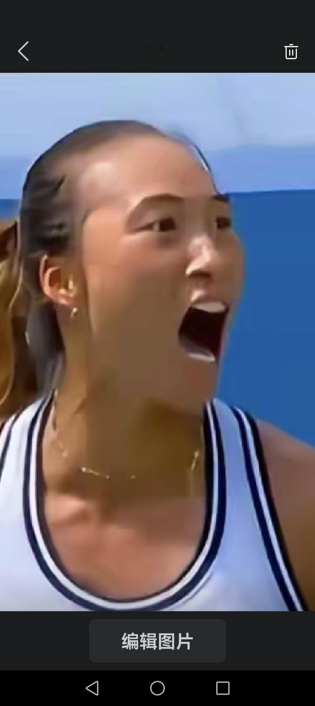 北京时间9月4日凌晨，美网女单第二轮，中国金花郑钦文鏖战三盘，以6-4、2-6、