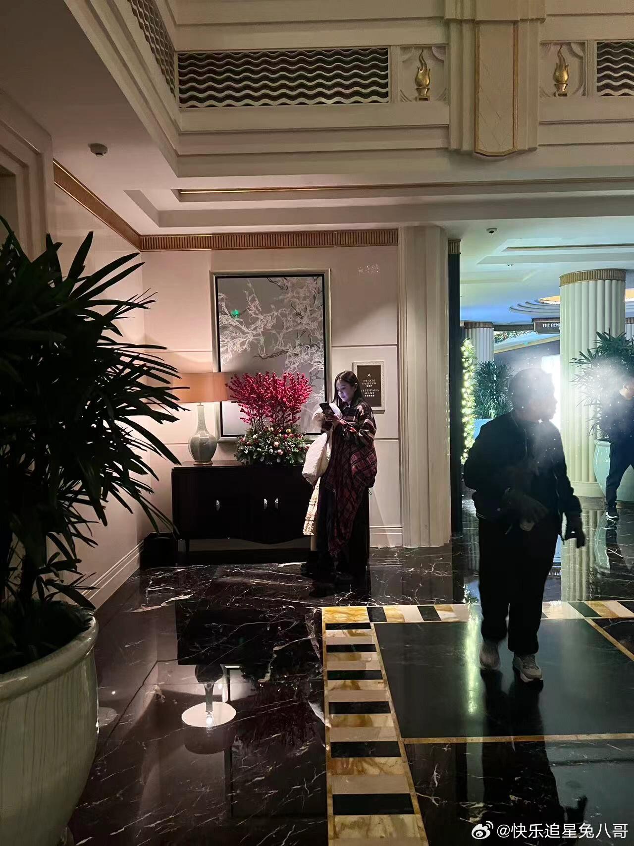 张子萱带两个女儿酒店吃饭偶遇张子萱带两个女儿酒店吃饭 张子萱带两个女儿酒店吃饭 