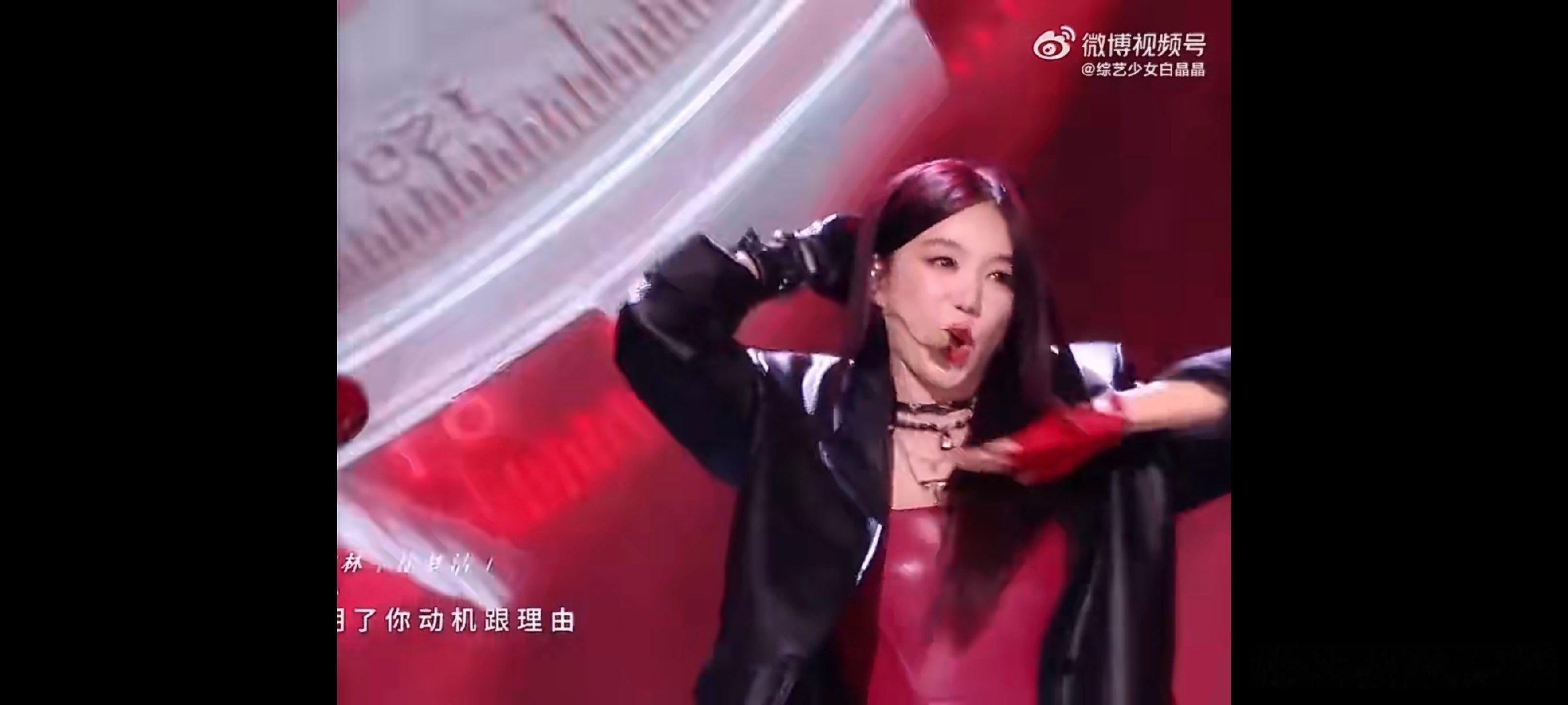 徐梦洁完全超级特工舞台上的徐梦洁状态松弛又自信，完全没有拘束胆怯的样子，一举一动
