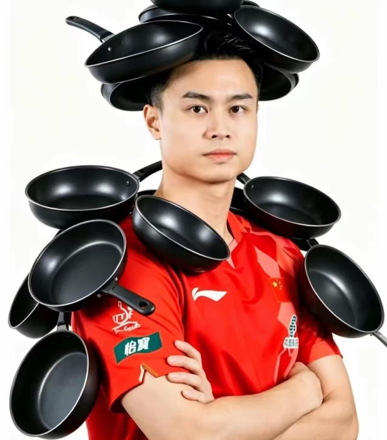一身挂满平底锅的周启豪出圈
看完这张恶搞图真的让人哭笑不得！
一场口角风波发酵后