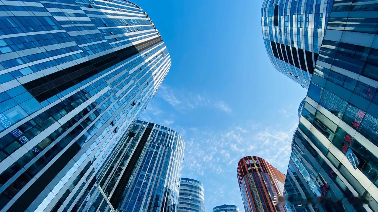  北京三里屯，明星和富人聚集地，房价高达20万人民币一平米，一套房子2000万人