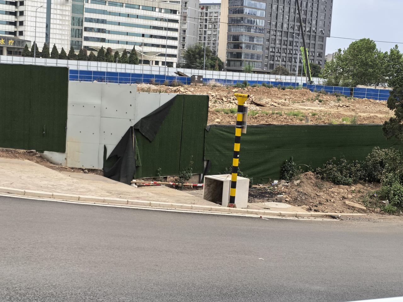 云锦东方的靠近关上，春城边上的这两块地还是没有动工，没有开始建，拿地三年多四年了