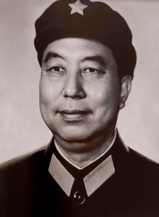 1977年，一间办公室里，空气静得能听见呼吸声。华国锋坐在桌后，拉开抽屉，取出一