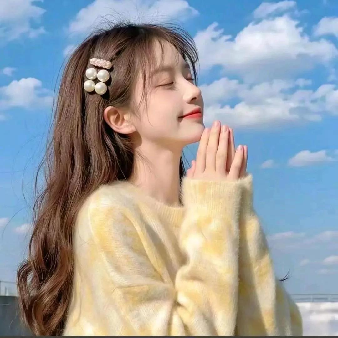 阳光洒落，少女轻闭双眼，享受美好时光少女感笑容 少女的笑容 阳光白裙少女 秋日少