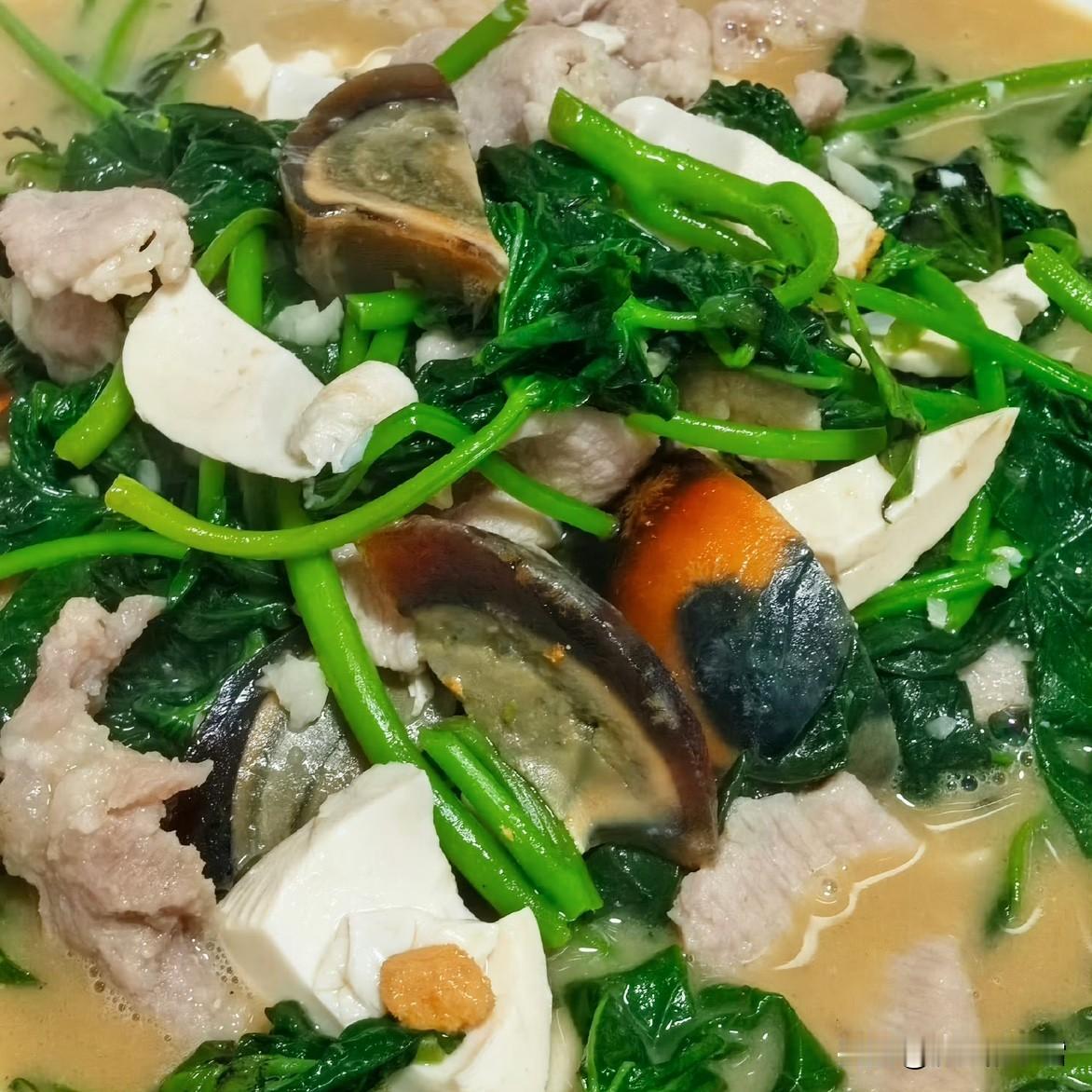 🍲 三餐四季，烟火人间。
一碗皮蛋豆腐瘦肉浸时蔬，汤色浓郁，食材鲜爽，是味蕾的