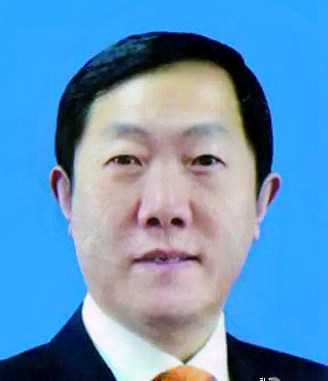一个在体制内摸爬滚打了整整42年的正厅级干部，眼瞅着就要平稳着陆拿退休证了。
通