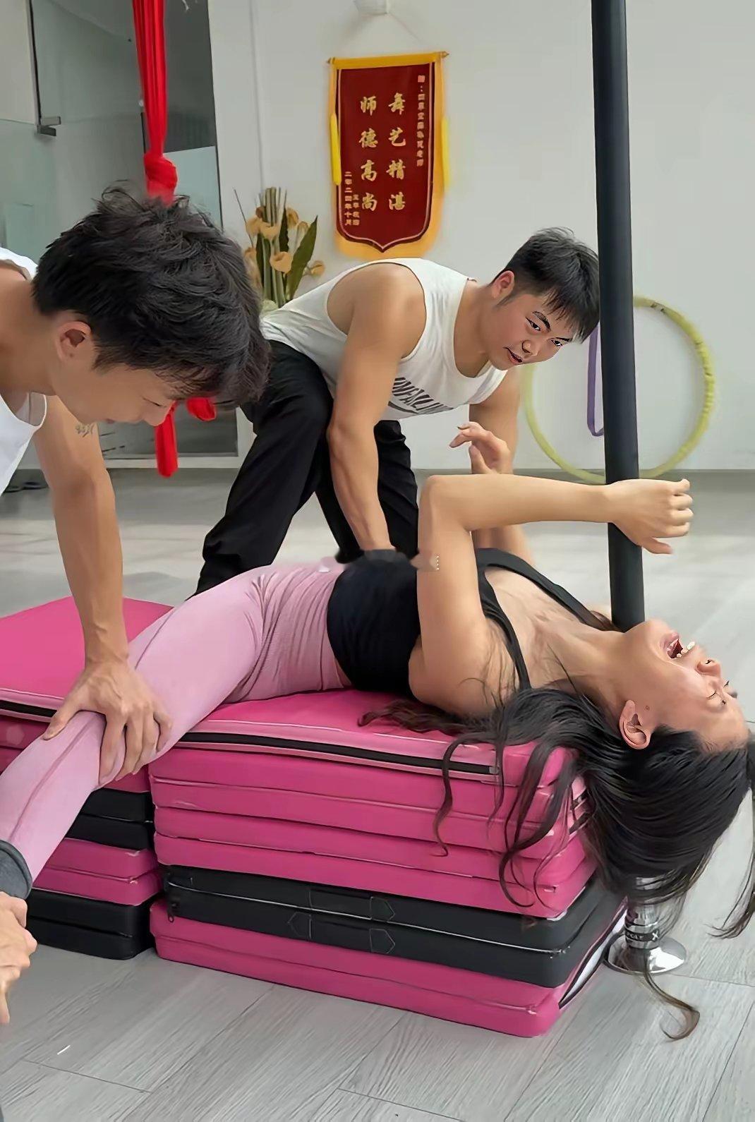 这谁家媳妇还能要么？瑜伽练到这般境地，到底是快乐还是煎熬应该可以延年益寿吧...