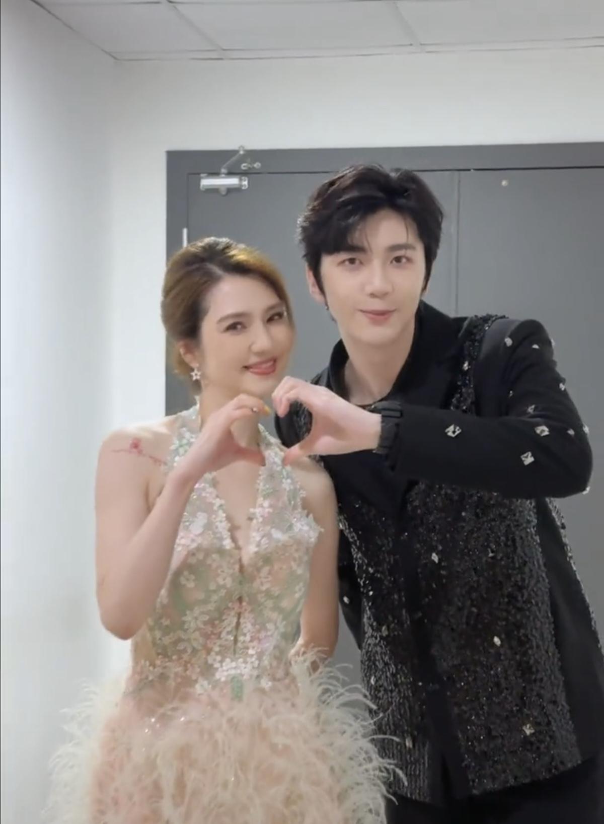 要我说，莫少聪这次输得太彻底了！

近日，洪欣和儿子张镐濂的一段同框舞蹈太美了！