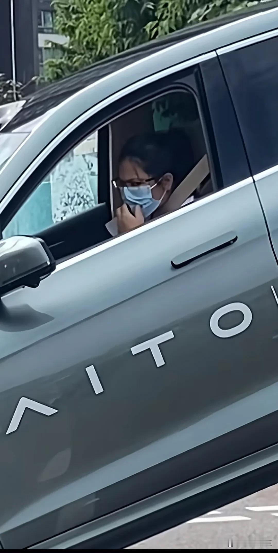 这是怎么开的车，能撞成这样的姿势。 交警都来到现场了，她还没下来，此时此刻她在想