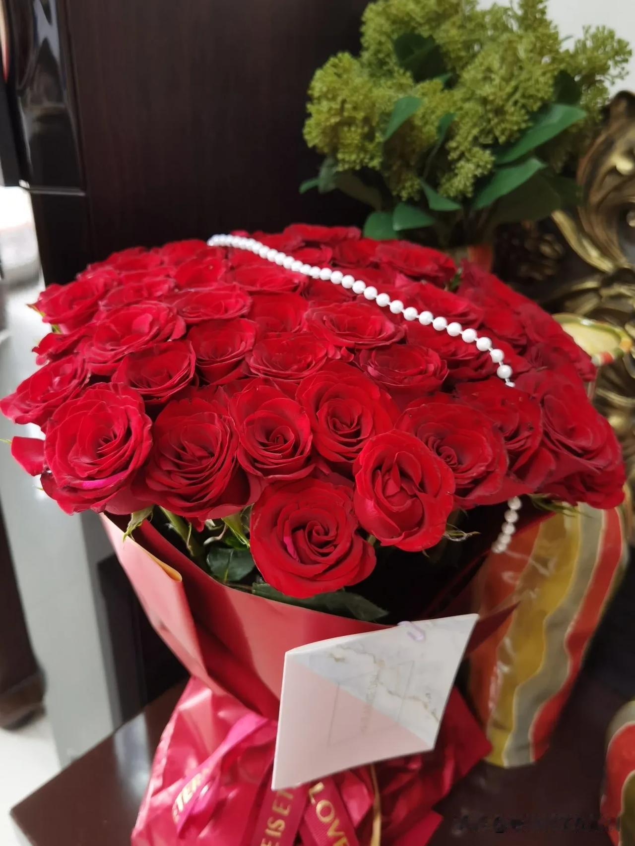 37年的婚姻，没有什么轰轰烈烈的誓言，只有无数个“我在”的瞬间。虽历经磕磕绊绊，