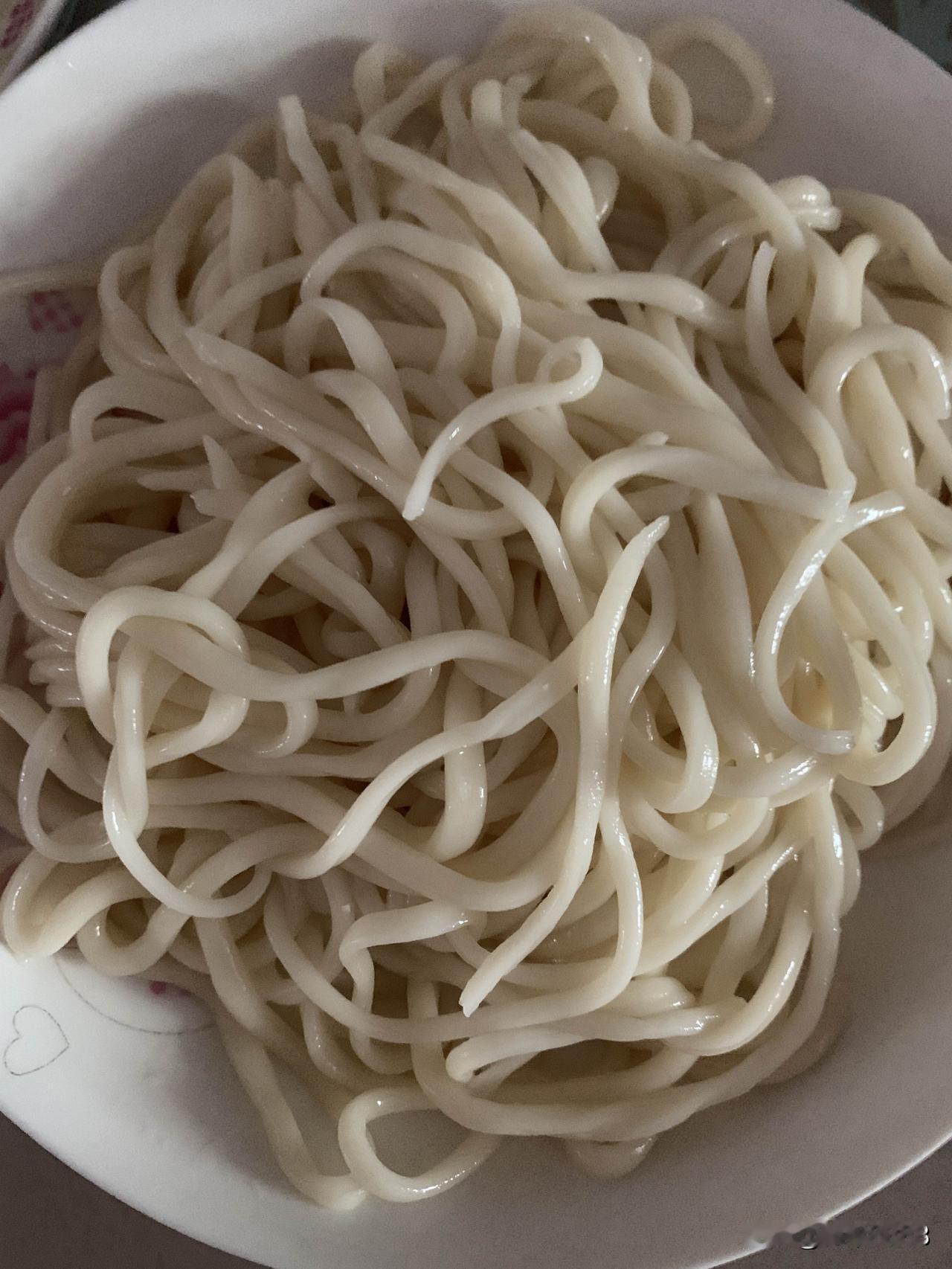 天气热持续中，今天中午自己做个拉面吃了，炒个烩菜，20元羊肉、3元豇豆，3元的剂
