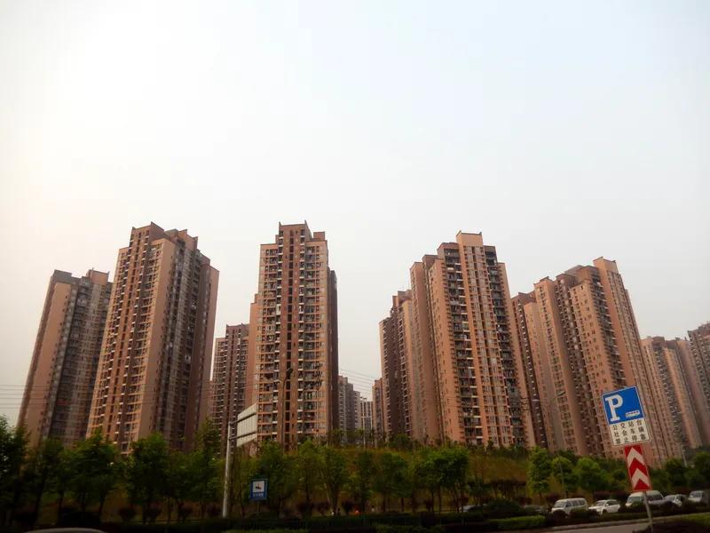 绝对不能借。亲戚一旦经营失败、资不抵债，法院就会拿抵押物拍卖来还债，风险极大。