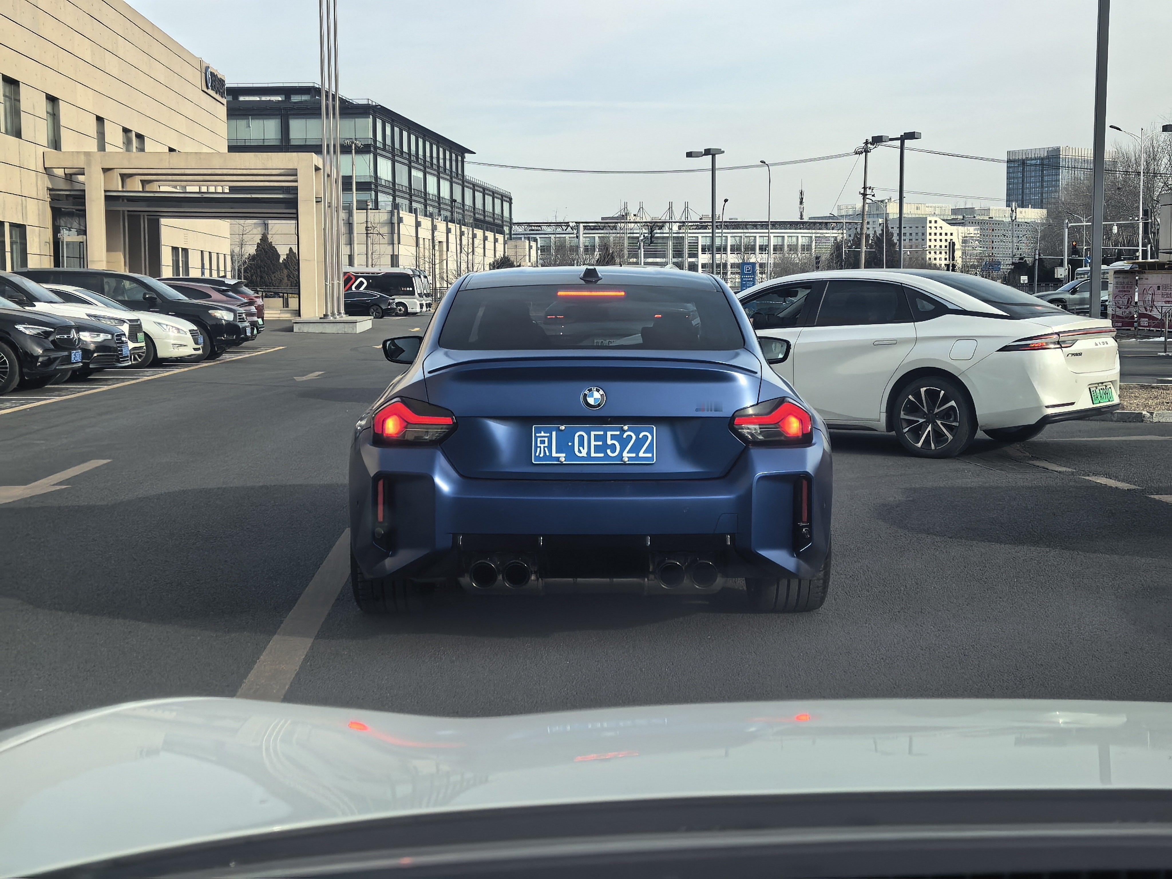 路上遇到性能车，得躲着点 