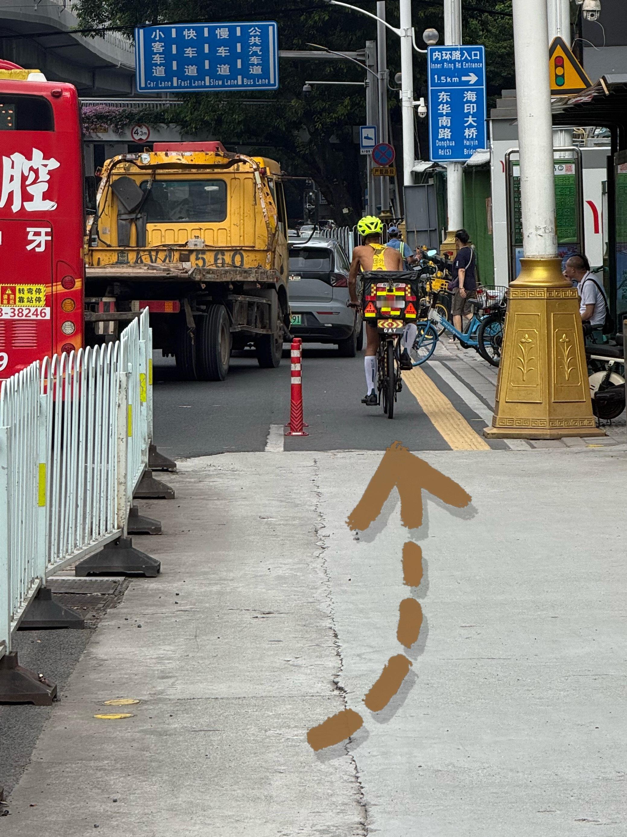 回广州遇到美团单王了[赢牛奶][赢牛奶][赢牛奶]，骑车和他迎面相遇，拿起手机来