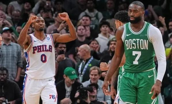 【🏀决战之夜！凯尔特人与76人的终极对决，谁能问鼎巅峰？🏆】经过激烈的角逐，
