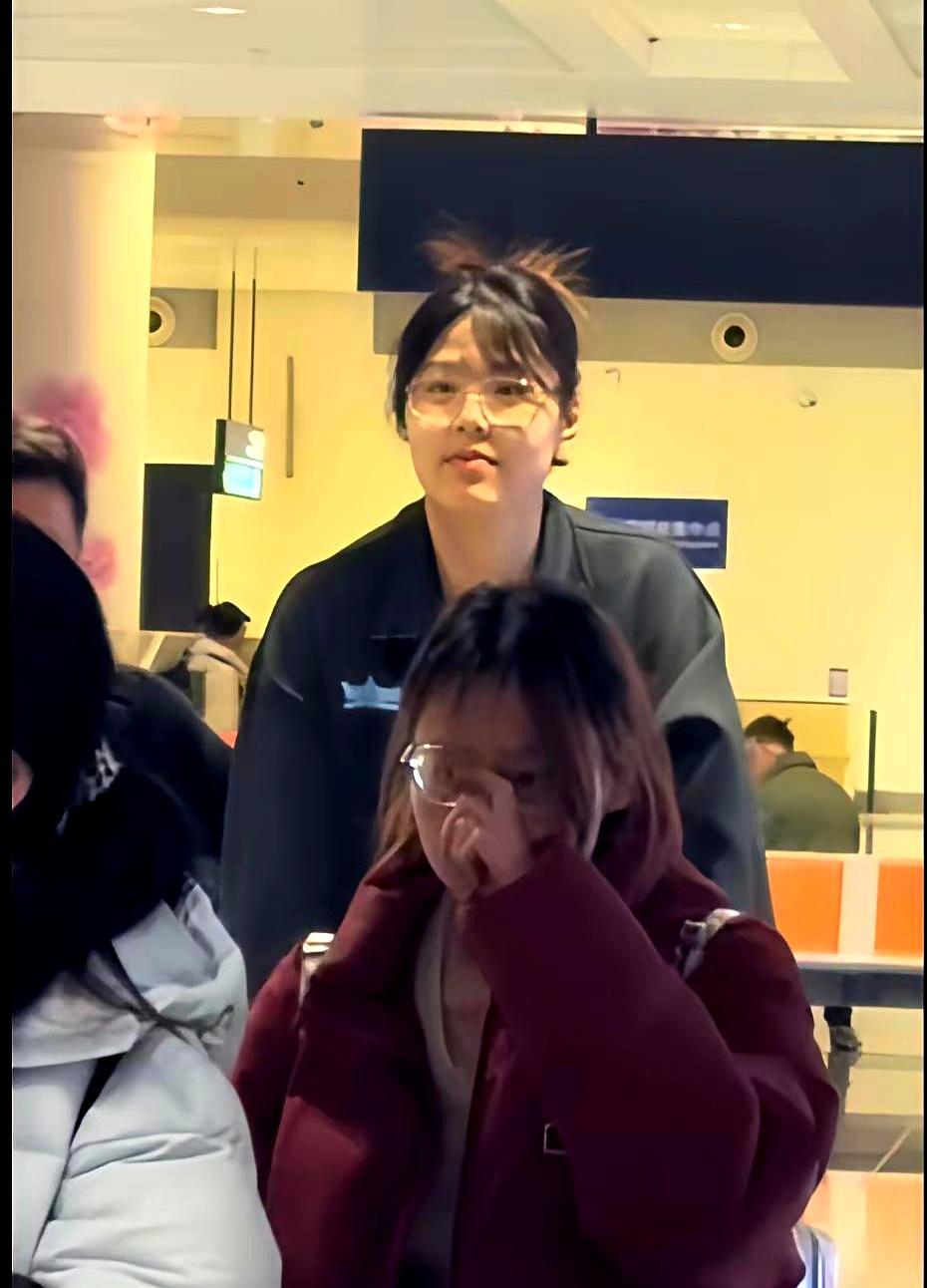 中国女篮85:51大胜的夜晚，最圈粉的是没上场的李月汝。
 
她刚结束美国3对3