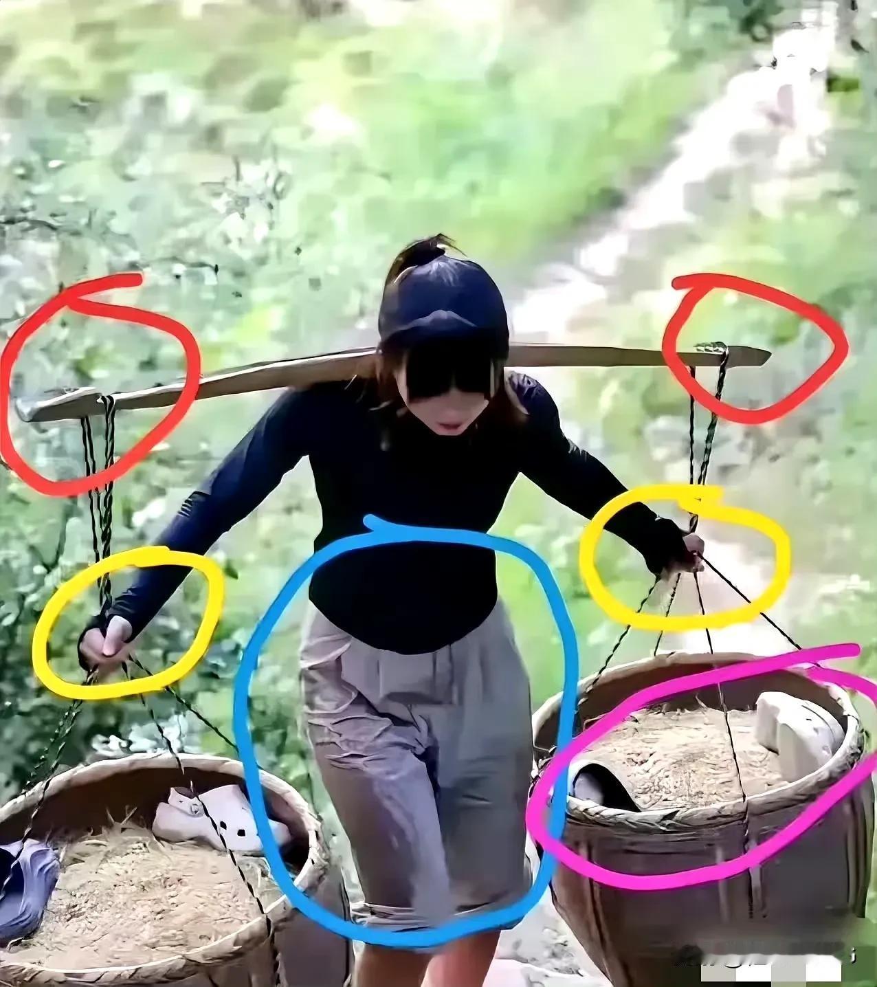 网红假装挑稻谷的照片，漏洞百出，是不是只要卖惨就能当网红？ ​