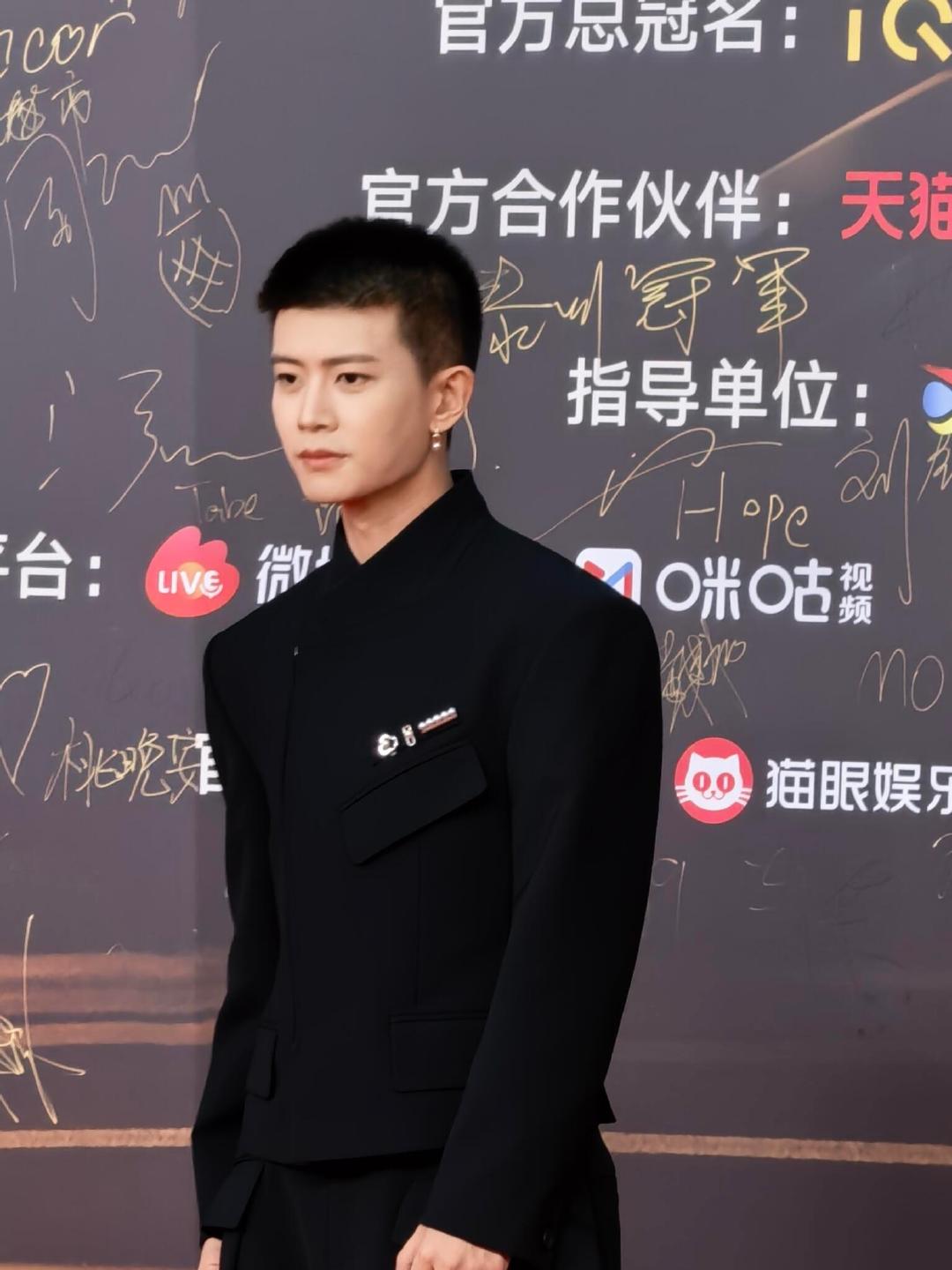 11月13日， 以寸头搭配珍珠耳环造型亮相竞燃之夜红毯，清爽利落中兼具慵懒贵气，