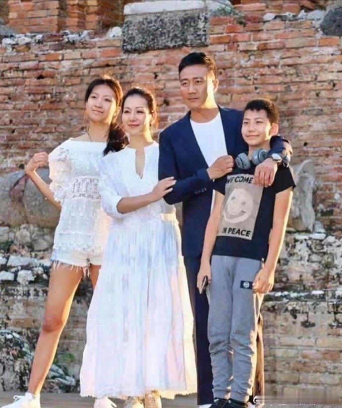胡军一家四口合照，女儿长得像老爸，儿子呢，简直就是妈妈的翻版！ 
