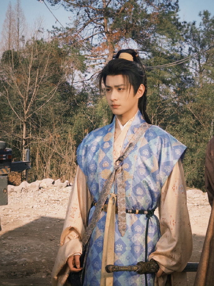 徐振轩十八宫格晒碧血蝉杀青照徐振轩碧血蝉杀青晒照 从初遇寒冬到告别春日，114天