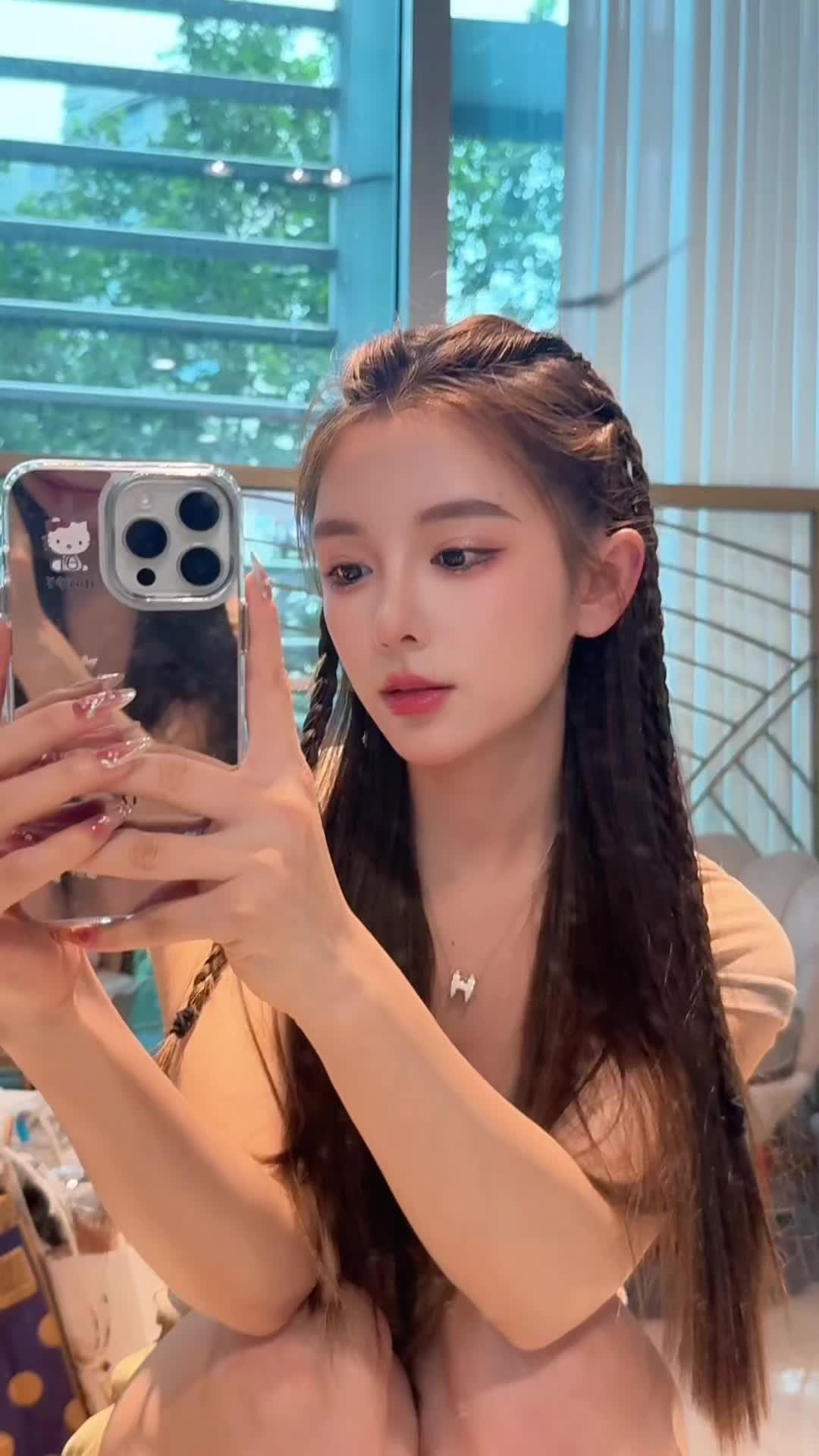 一个女生应该拥有两样，她自己和她想成就的