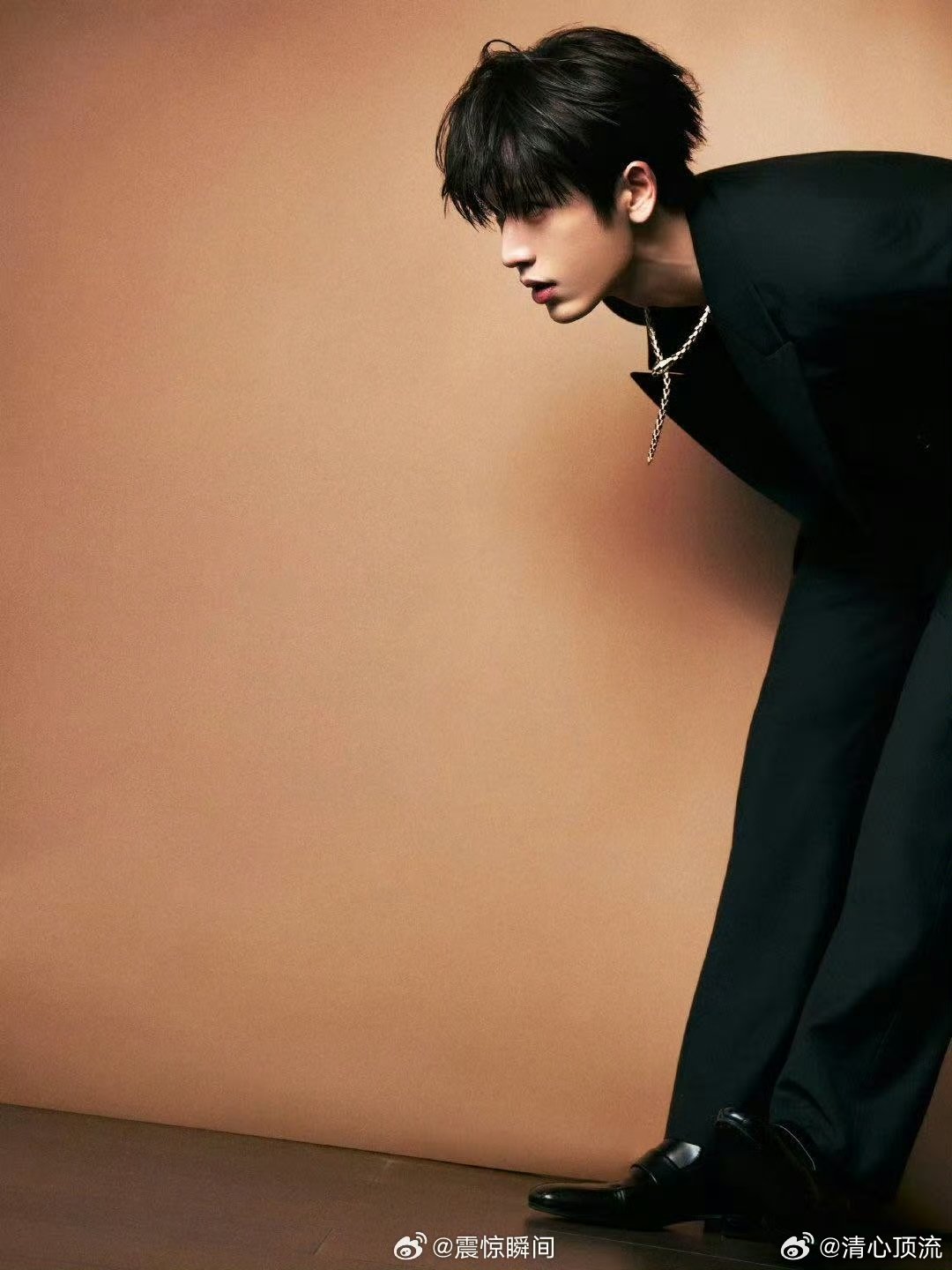 张凌赫的出发图 微博之夜出发的张凌赫颜值鲨疯了！西装加身气场全开，每一张图都帅到