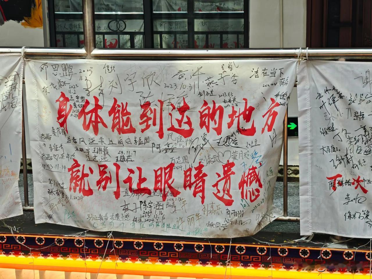 鸟儿都知道要繁衍后代要先搭窝，鸟妈妈孵卵照顾鸟宝宝时期，鸟爸爸负责捉虫哺喂，一起