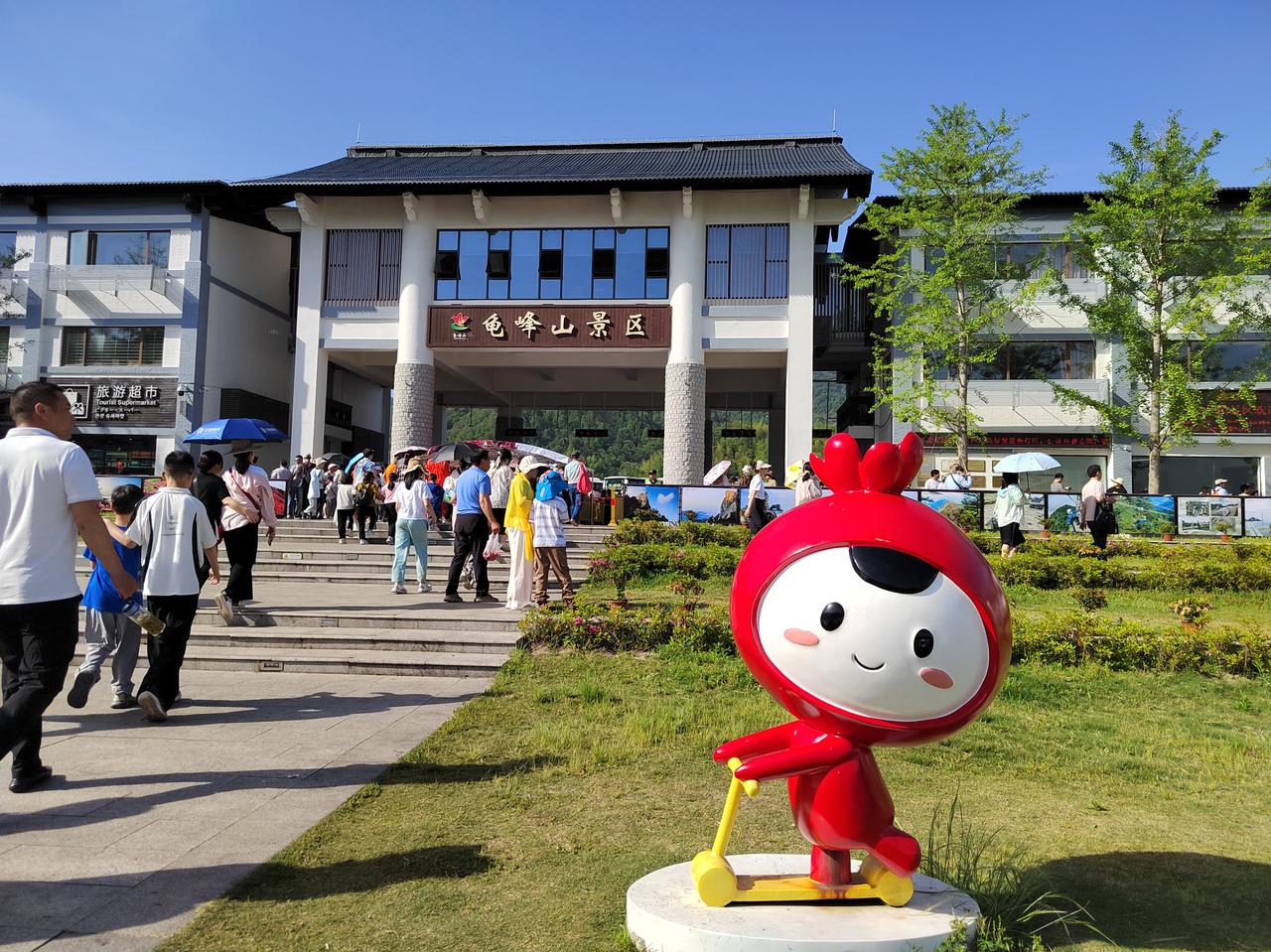 一组照片，撷取自湖北麻城市的龟峰山头。灿烂的高山杜鹃四月中下旬及五月初确实好看。