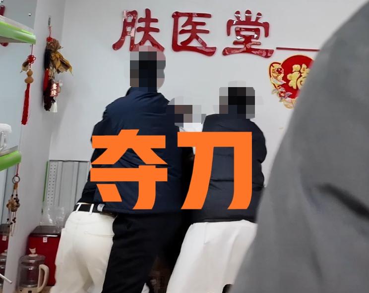 男店主持30cm砍 刀 砍向打假博主，竟然只被行政拘留五日、罚款两百元？！刚有赵