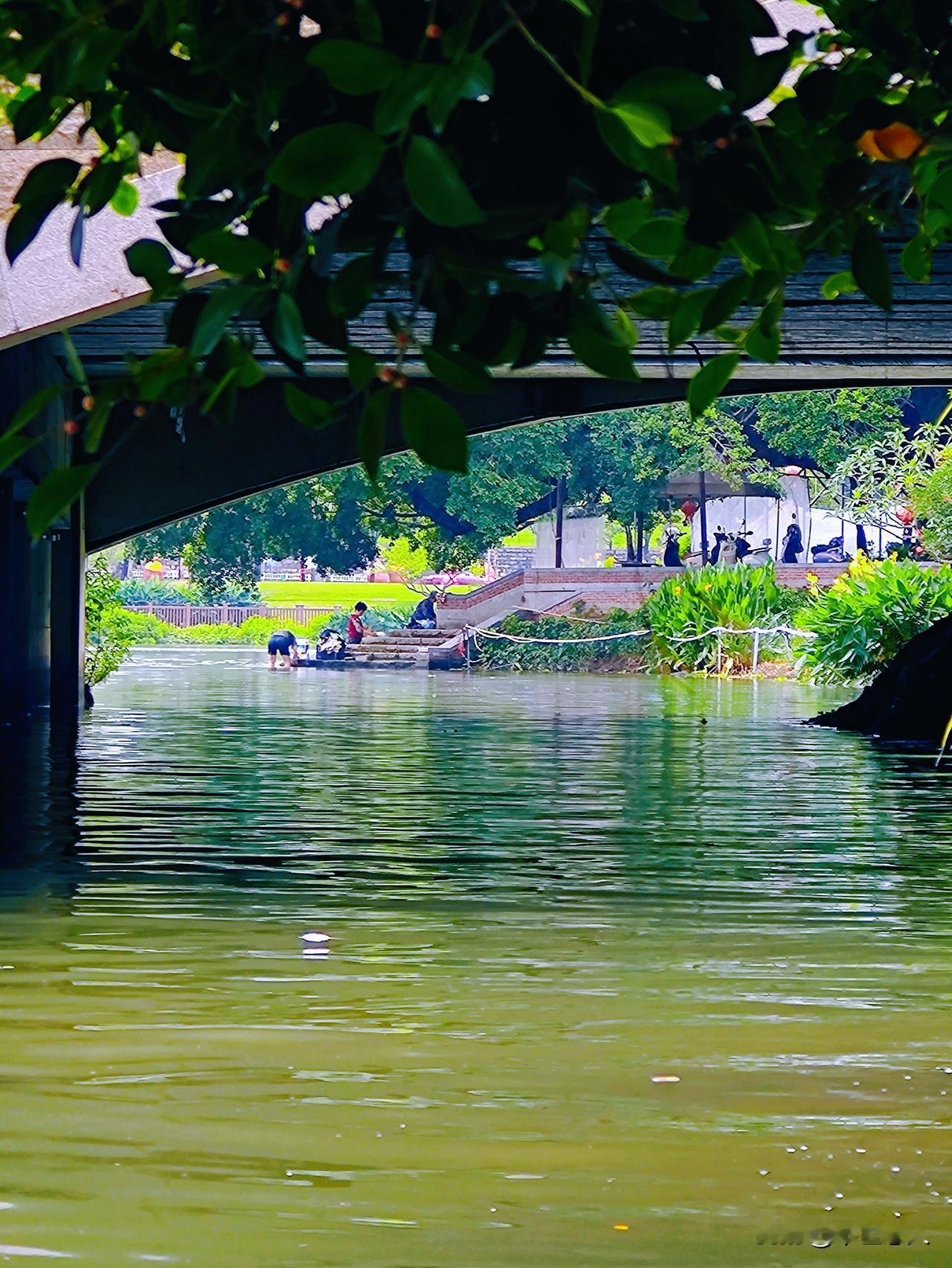 福建省漳州市龙文区九十九湾鸿浦豪园段，两岸庙宇挺多的，在下桥社（霞侨）戏台后面，