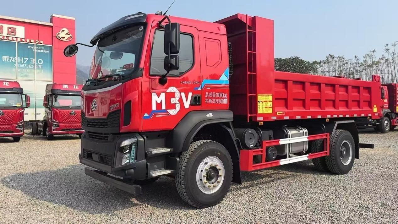 乘龙M3 4X2极限自卸车，搭载玉柴，300马力发动机，匹配法土特10档变速箱，