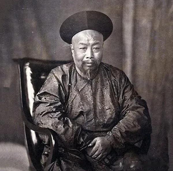1858年，大清两广总督叶名琛遭英军俘获，辗转押送至印度加尔各答，英军搭建玻璃房