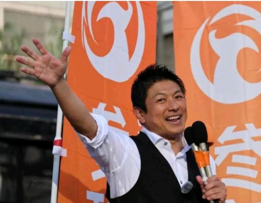 共同社报道，当地时间5日，日本极右翼党派“参政党”党首神谷宗币，在参加一场选举造