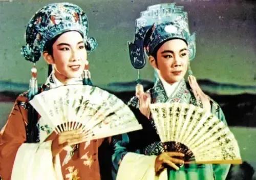 七十年代末八十年代初，各个剧种出了好多戏曲电影，让我们大饱眼福。其实这些电影都是